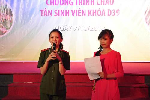 Đồng chí Ngô Thị Bích Thu, Thủ khoa tốt nghiệp khoá D33 chia sẻ kinh nghiệm hoạt động Đoàn cùng các tân sinh viên